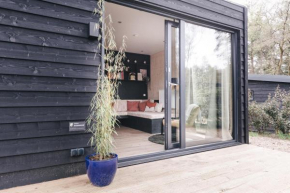 Ultiem ontspannen in luxe en design ingericht tiny house in bosrijke omgeving